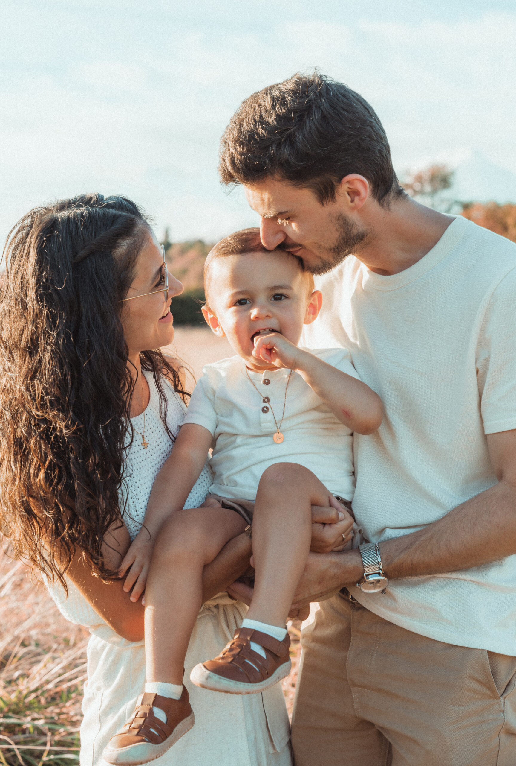 Séance photo famille avec un bébé et ses parents dans les champs près de Nancy en Lorraine