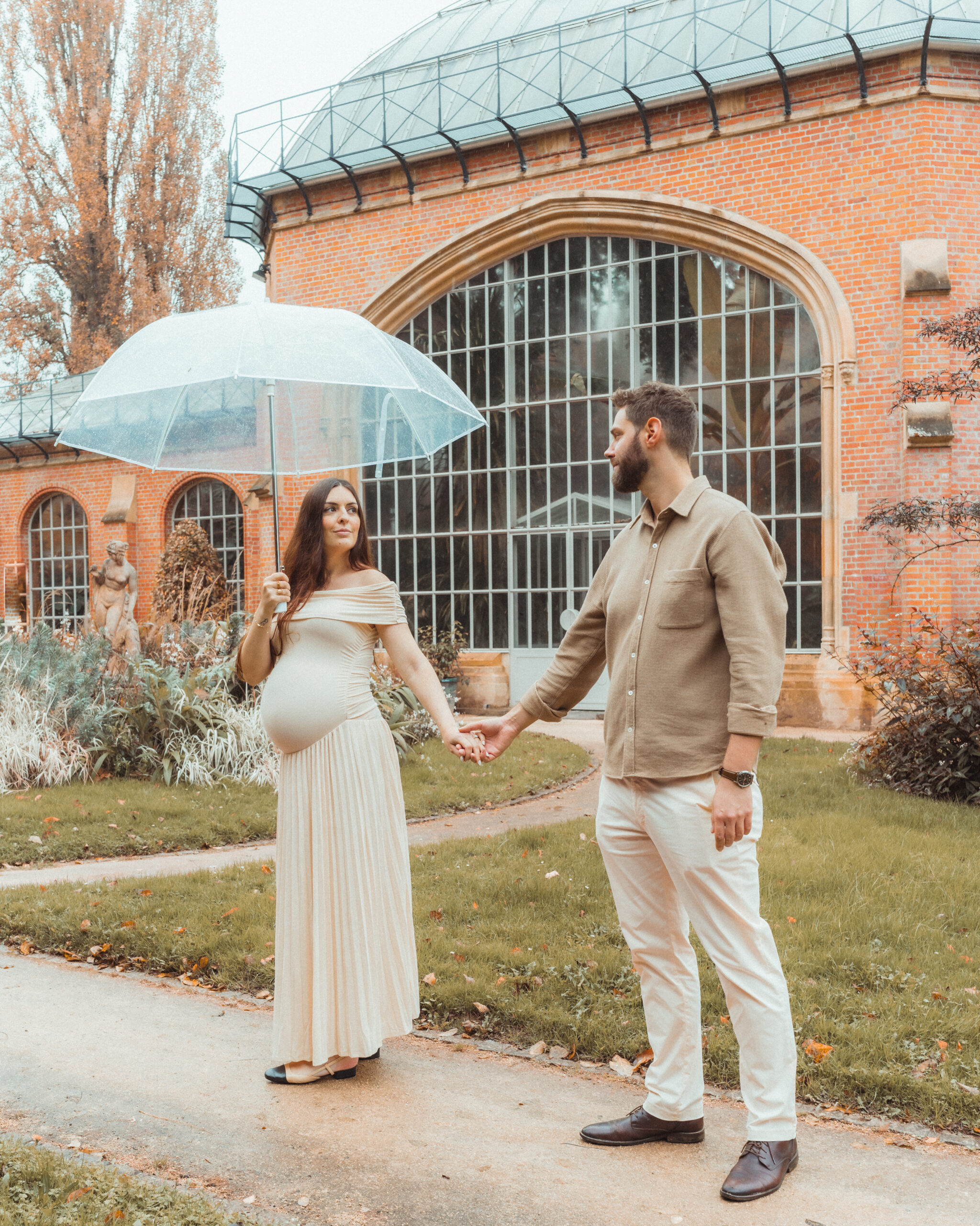 Séance photo grossesse avec un couple au Jardin Botanique de Metz en Lorraine anciennement parc Frescatelly