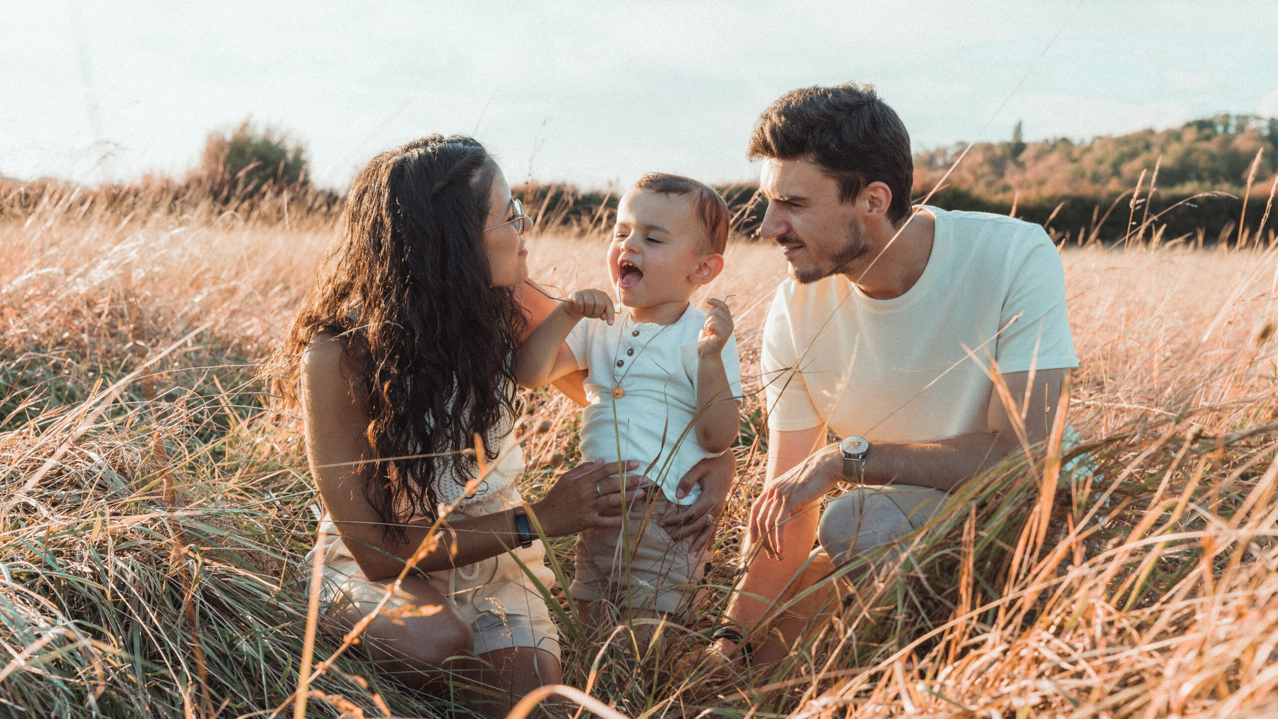Séance photo famille avec un bébé et ses parents dans les champs près de Nancy en Lorraine