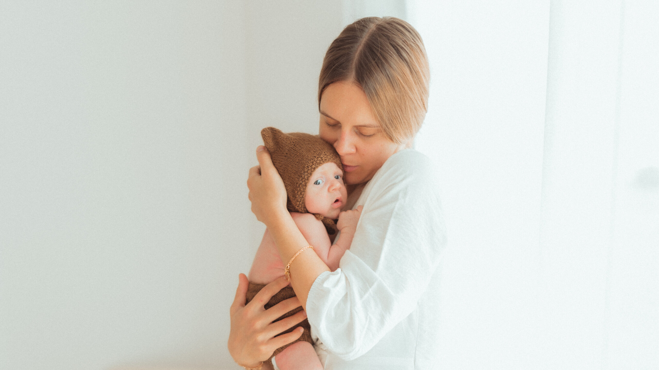 Shooting à domicile avec un bébé et sa maman
